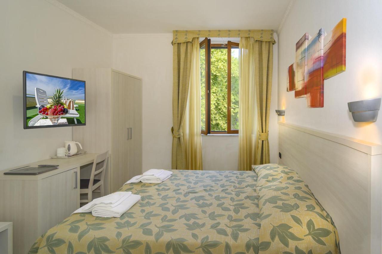 Hotel Vittoria Виареджо Экстерьер фото