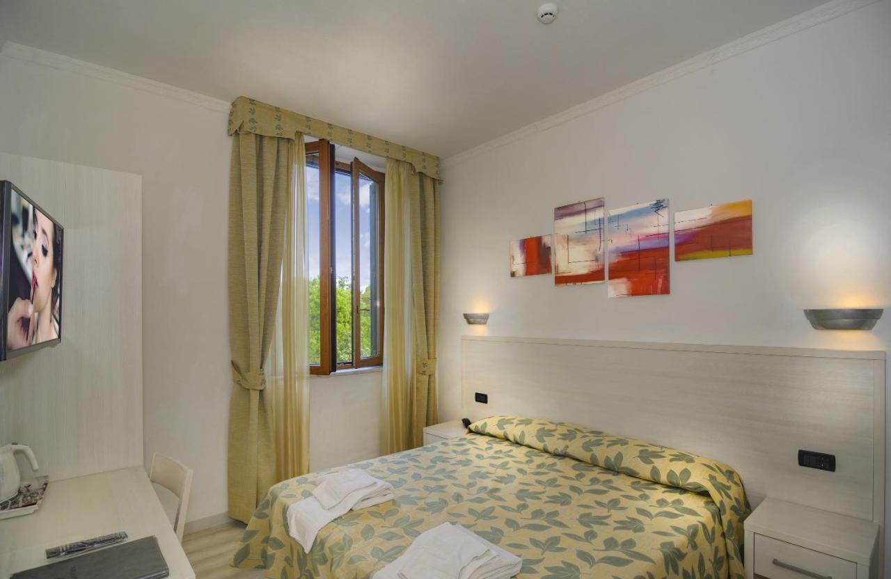Hotel Vittoria Виареджо Экстерьер фото