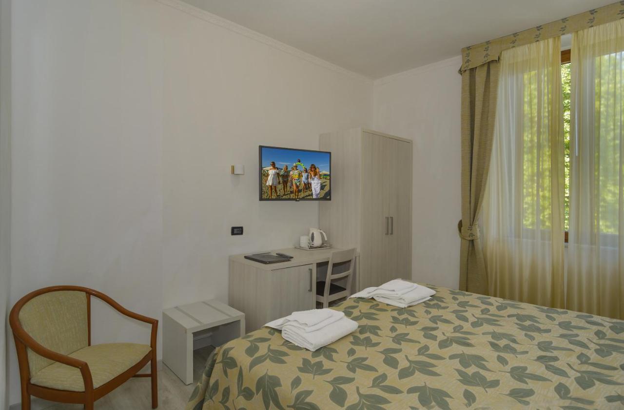 Hotel Vittoria Виареджо Экстерьер фото