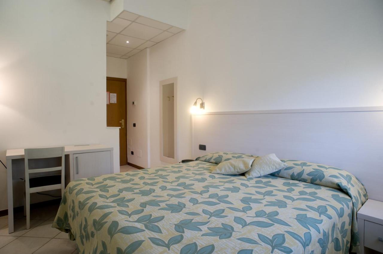 Hotel Vittoria Виареджо Экстерьер фото