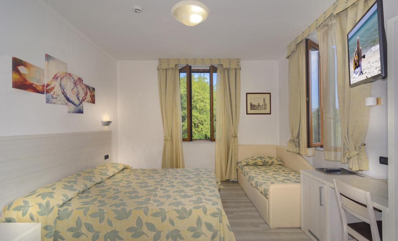 Hotel Vittoria Виареджо Экстерьер фото