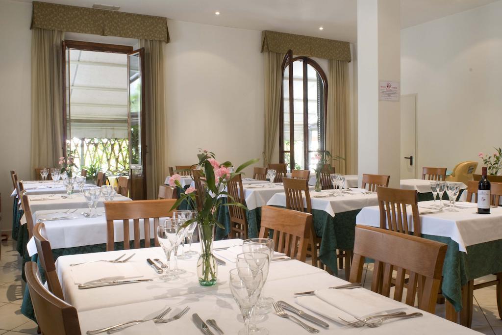 Hotel Vittoria Виареджо Экстерьер фото