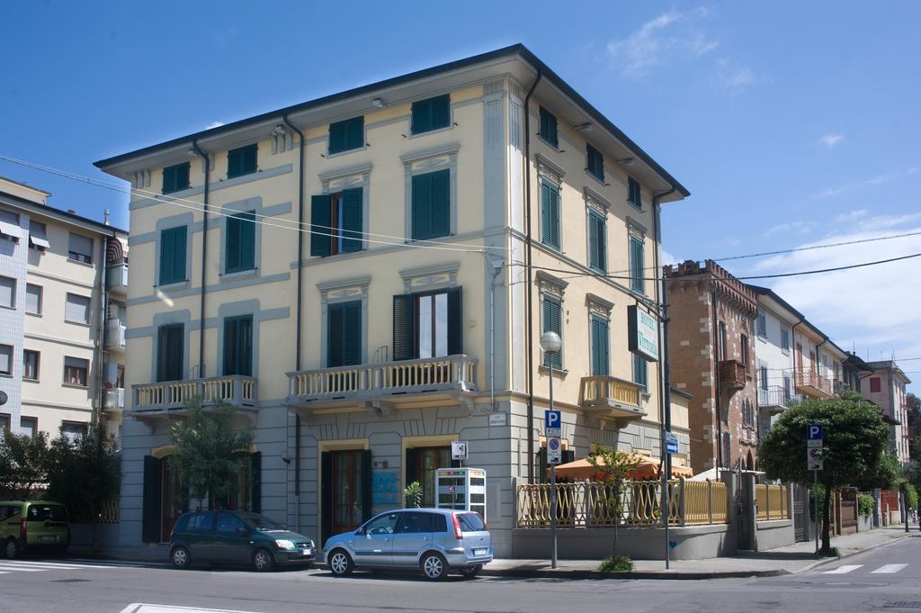 Hotel Vittoria Виареджо Экстерьер фото