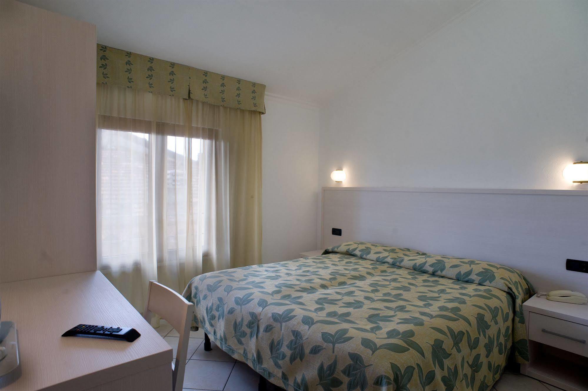 Hotel Vittoria Виареджо Экстерьер фото