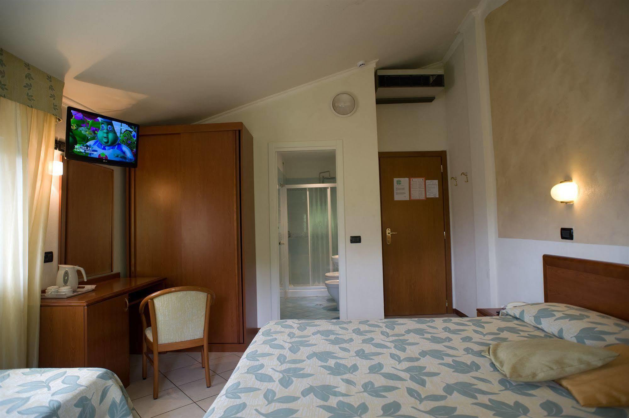 Hotel Vittoria Виареджо Экстерьер фото