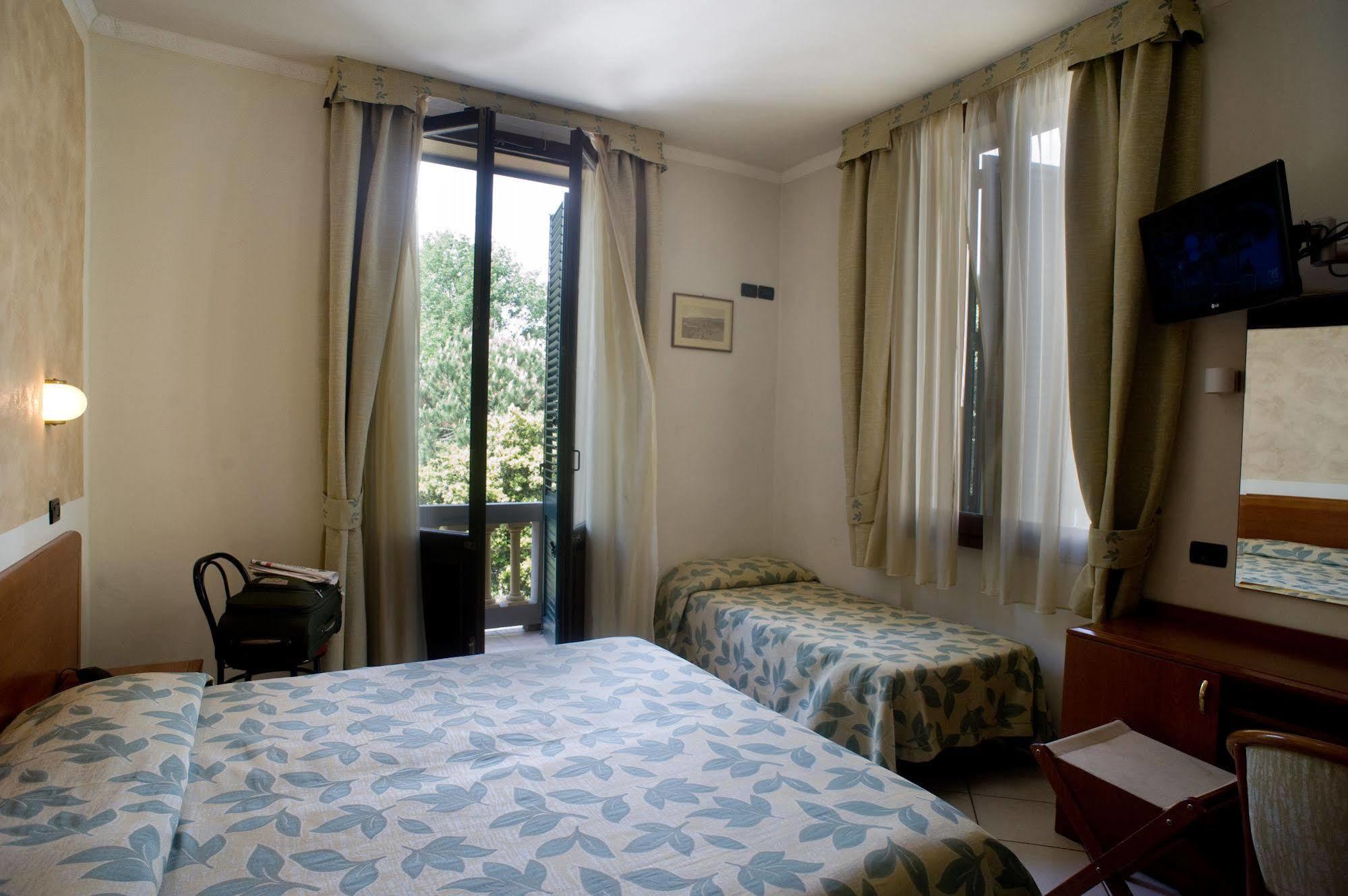 Hotel Vittoria Виареджо Экстерьер фото