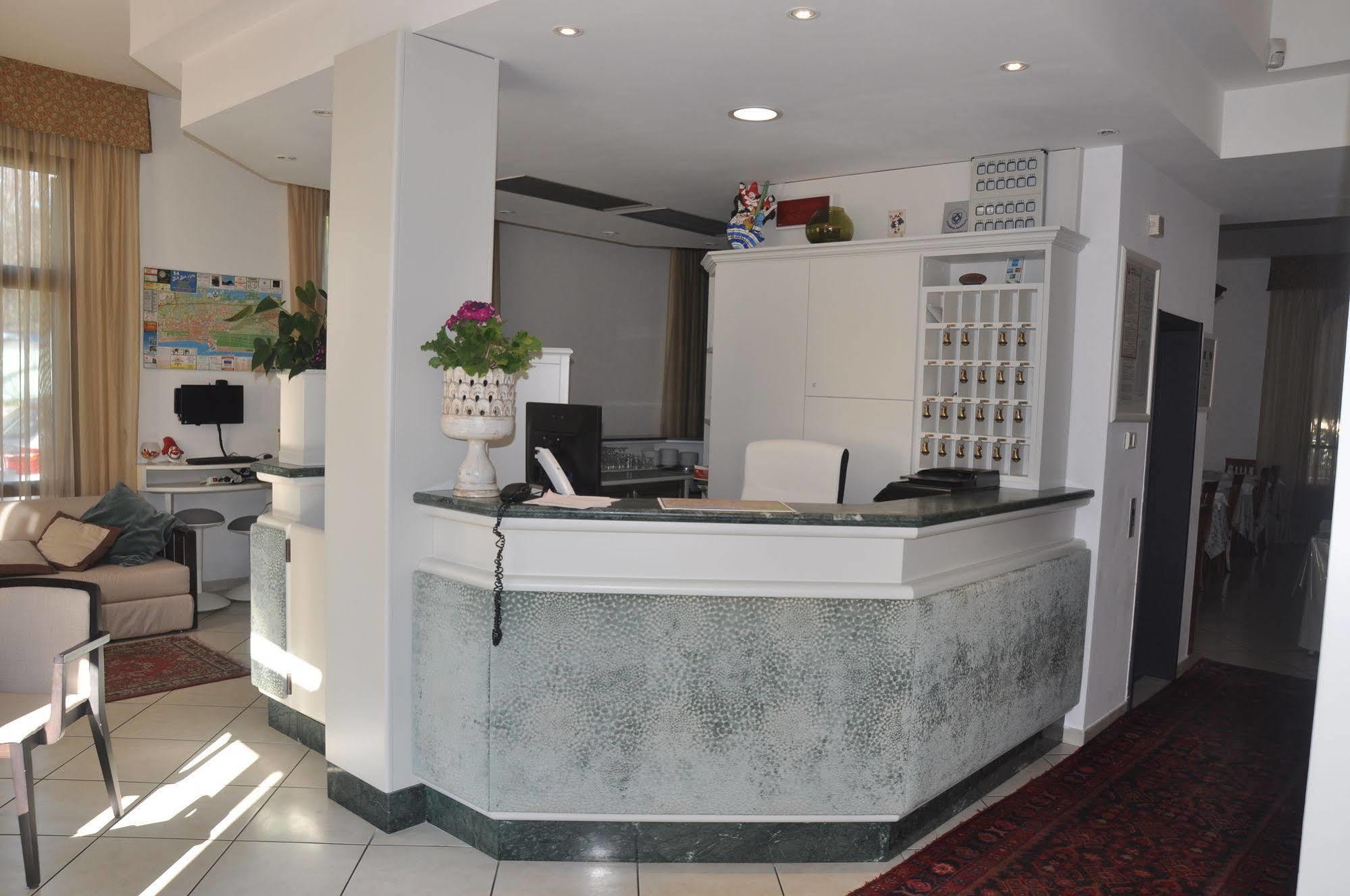 Hotel Vittoria Виареджо Экстерьер фото