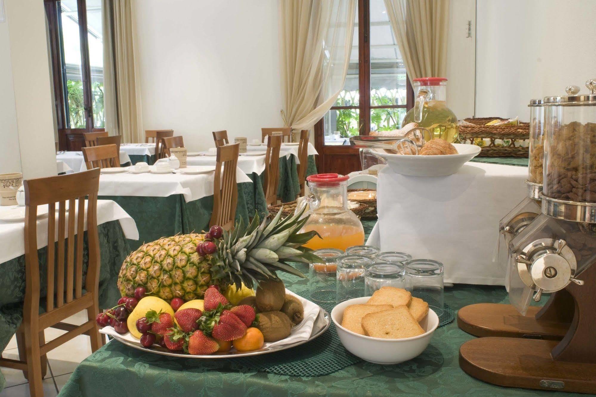 Hotel Vittoria Виареджо Экстерьер фото