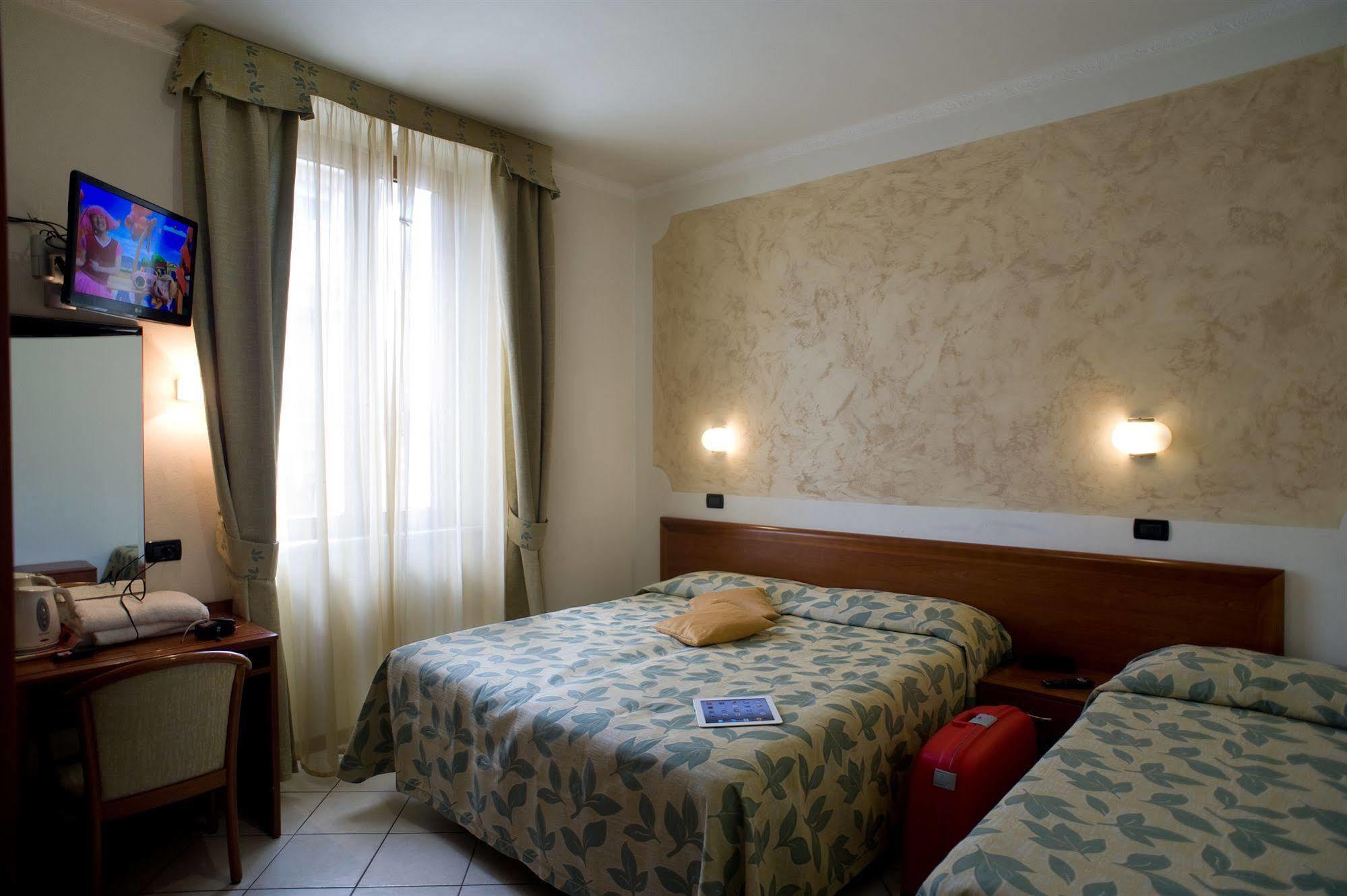 Hotel Vittoria Виареджо Экстерьер фото