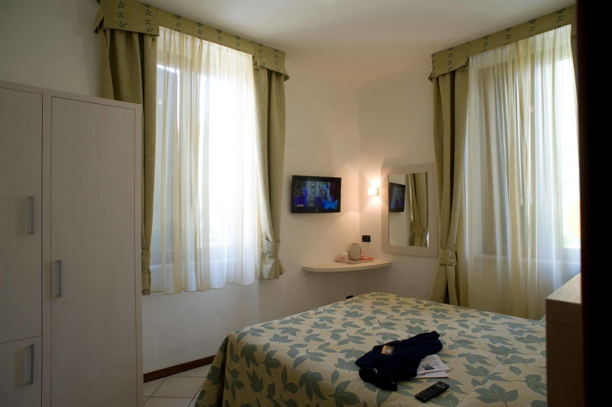 Hotel Vittoria Виареджо Экстерьер фото