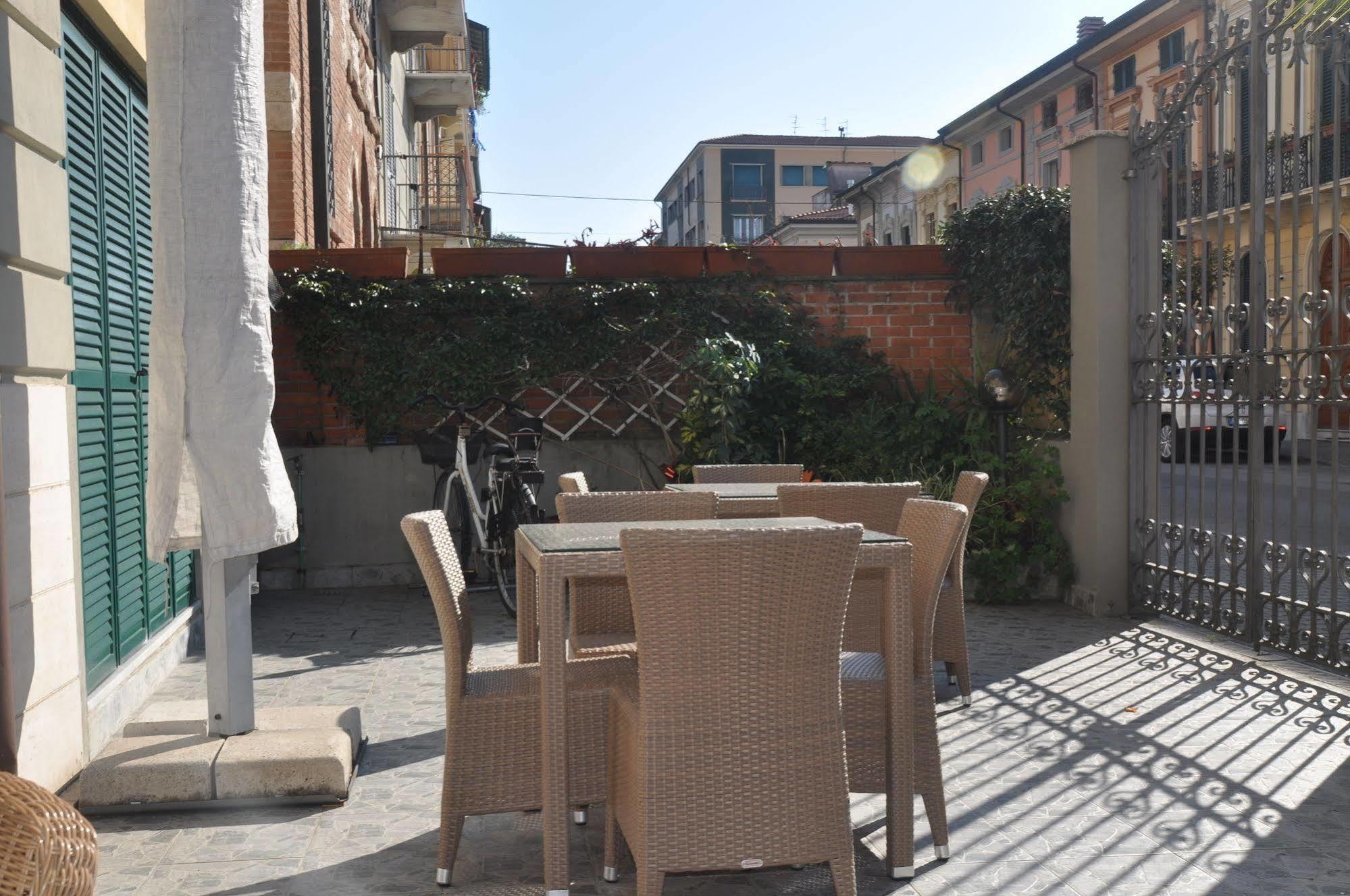 Hotel Vittoria Виареджо Экстерьер фото
