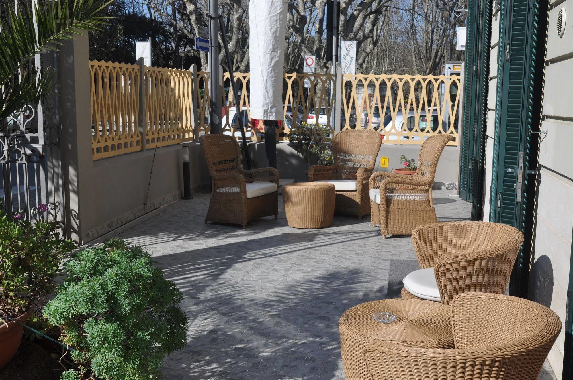 Hotel Vittoria Виареджо Экстерьер фото